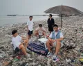 Viral Lagi, Aksi 5 Sekawan Pandawara Group Bersihkan Sampah di Pantai Terkotor Pandeglang