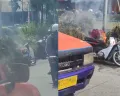 Detik-detik Motor Astrea Terbakar di Banyumanik, Pengendara Lain Bantu Padamkan Pakai Air Mineral