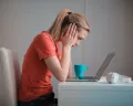 Sering Merasa Tidak Tenang Akhir-akhir Ini? Bisa Jadi Kamu Sedang Stres, Cek Tanda-tandanya DI SINI