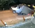 Video Detik-detik Mobil Grand Max Jumping Tabrak Portal, Netizen Pertanyakan Portal yang Terlalu Pendek