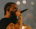 Viral Aksi Drake Beri Tas Hermes ke Penggemar Saat Konser, Ternyata Segini Harganya