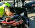 Viral Aksi Polisi di Semarang Sedot Bensin dari Tangki Demi Tolong Pengendara Kehabisan Bensin di Jalan