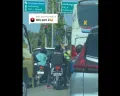 Ngumpet di Tempat Mengejutkan, Aksi Pria Nyaris Kena Tilang Ini Bikin Polisi Bingung