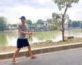Manfaat Jalan Tanpa Alas Kaki, Seperti yang Dilakukan Chris Martin Coldplay saat Tiba di Jakarta