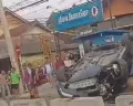 Kecelakaan Tunggal di Tembalang, Mobil Hantam Pembatas Jalan hingga Terbalik dan Rusak Parah