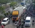 Jalan Kaligawe Macet Ekstrem, Pengendara Nekat Terobos Banjir