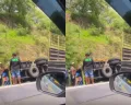 Kecelakaan di Tol Jatingaleh Arah Tembalang, Satu Buah Truk Nyungseb di Parit