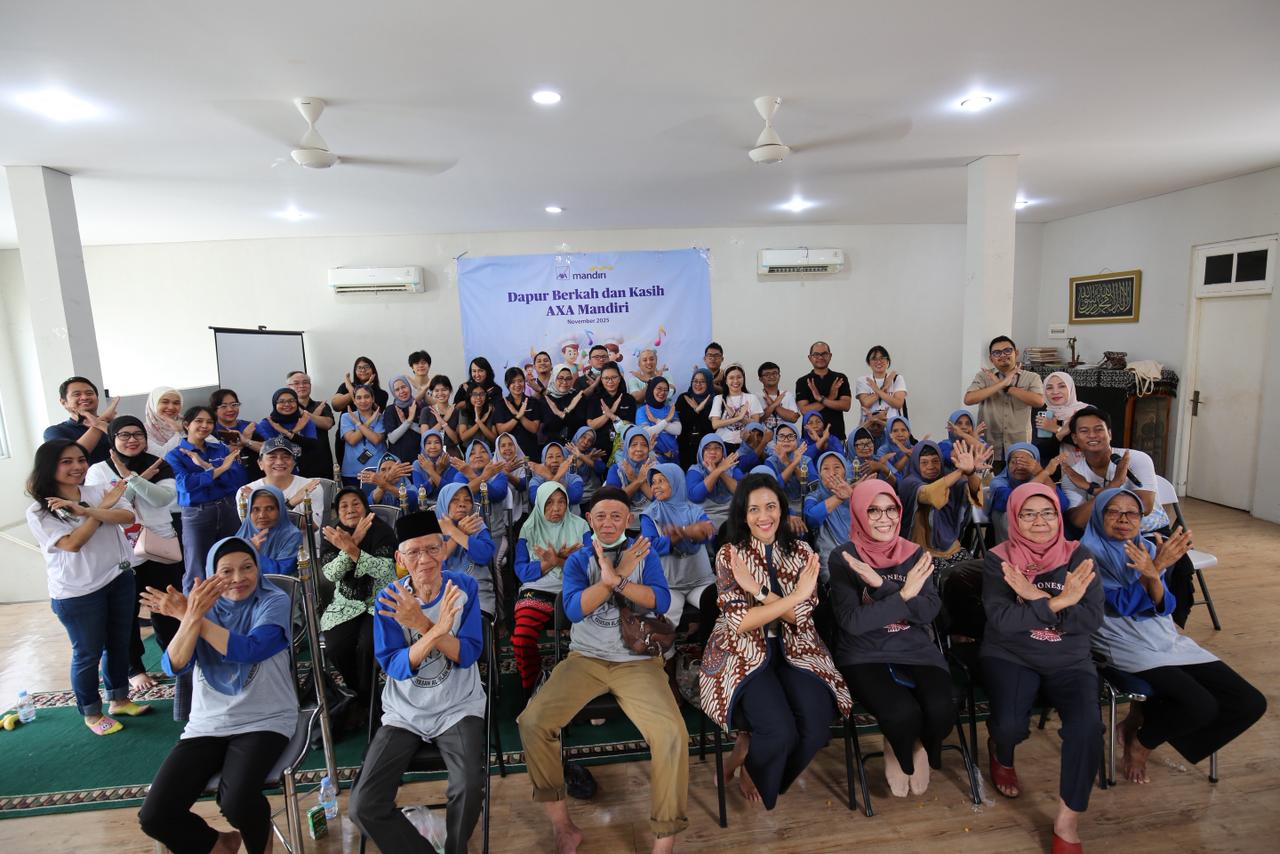 Karyawan PT AXA Mandiri Financial Services (AXA Mandiri)  membagikan makanan bergizi kepada anak-anak di Panti Asuhan. (Sumber:  | Foto: dok.)