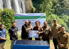 Pemimpin Wilayah III PT Askrindo, Bahrein S. Dalimunthe  dan Kepala Divisi Regional Perhutani Jawa Tengah, Asep Dedi Mulyadi menandatangani kerjasama.
