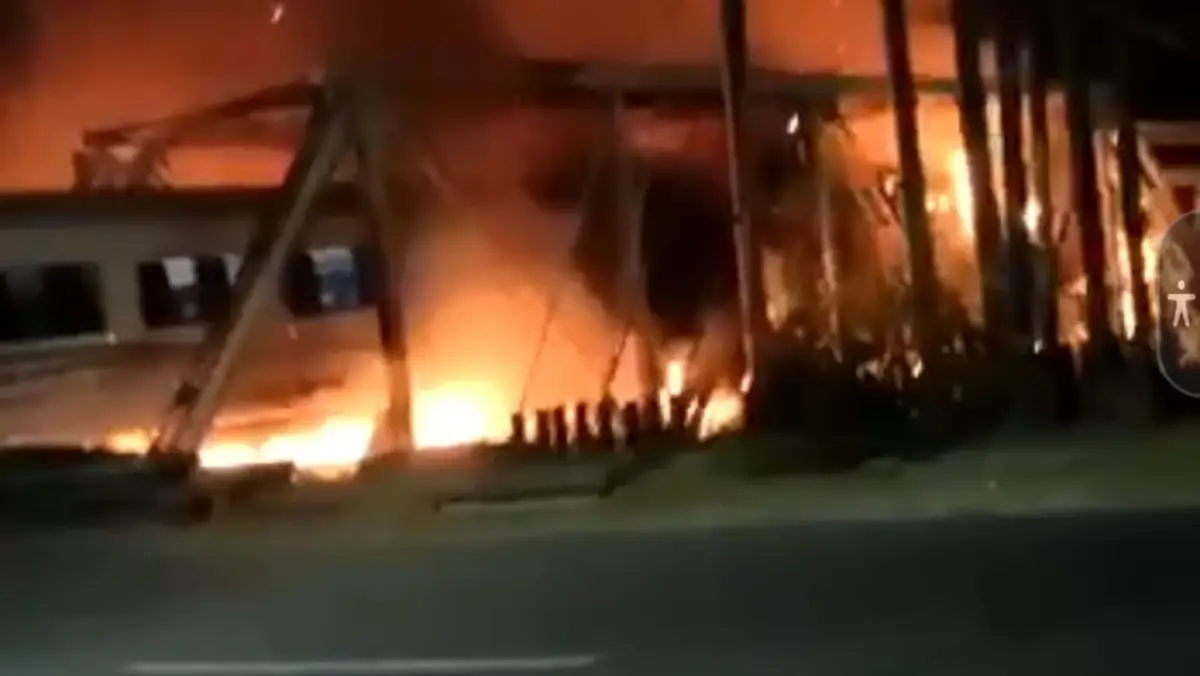 Tangkapan layar kecelakaan kereta api tabrak truk di Jembatan Madukoro, Semarang, malam ini, Selasa, 18 Juli 2023.