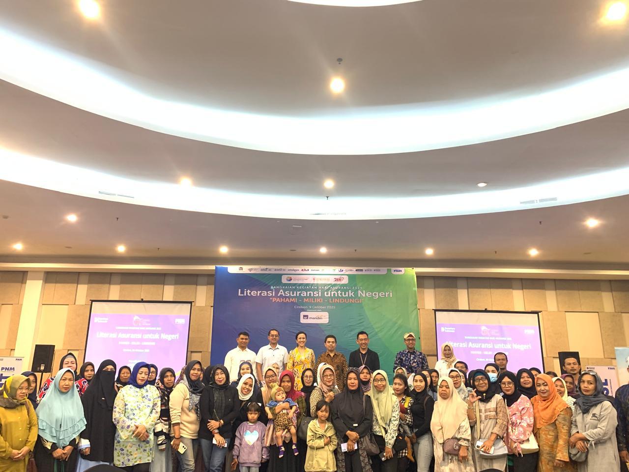 AXA Mandiri memeriahkan Bulan Inklusi Keuangan (BIK) dan Hari Asuransi 2025 dengan membagikan polis kepada pelaku UMKM.
 (Sumber:  | Foto: Dok.)